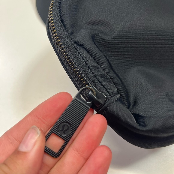 Lululemon Everywhere Black Belt Bag - Picture 3 of 12